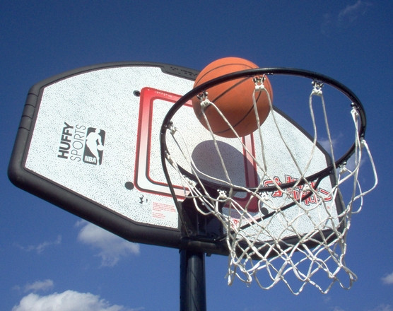 Histórico O basquetebol é uma modalidade esportiva coletiva, que foi  idealizada nos Estados Unidos da América pelo canadense James Naismith no  ano de ppt video online carregar